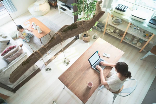 Asiatico Madre Telelavoro Suo Tavolo Mentre Guardando Suo Figlia — Foto Stock