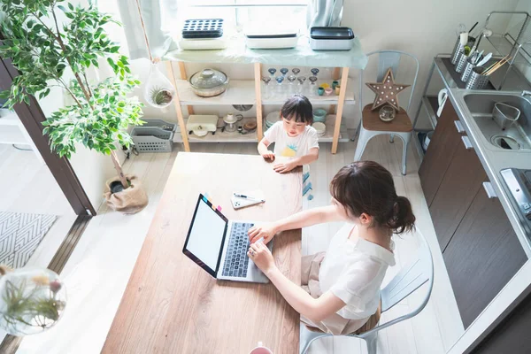 Ásia Mãe Teleworking Ela Mesa Enquanto Assistindo Ela Filha — Fotografia de Stock