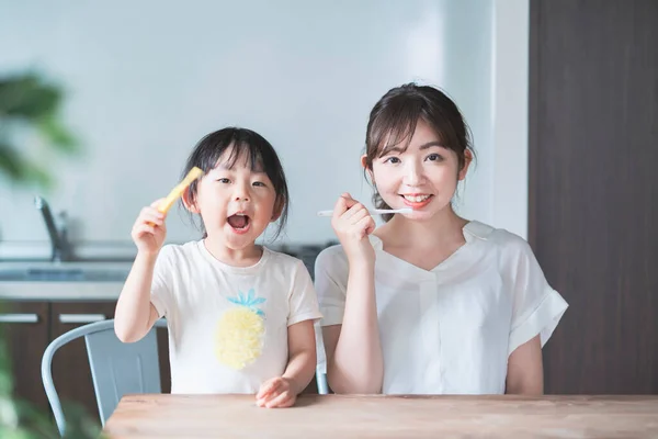 Asiático Jovem Mãe Filha Escovar Dentes Quarto — Fotografia de Stock