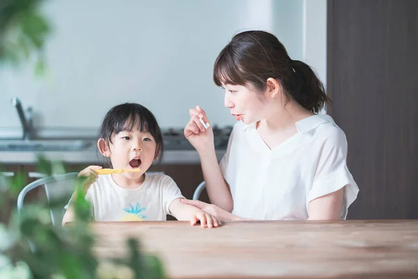 Asiatico Giovane Mamma Figlia Lavarsi Denti Nella Stanza — Foto Stock