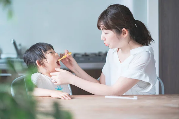 Asiatique Jeune Maman Fille Brossant Les Dents Dans Chambre — Photo