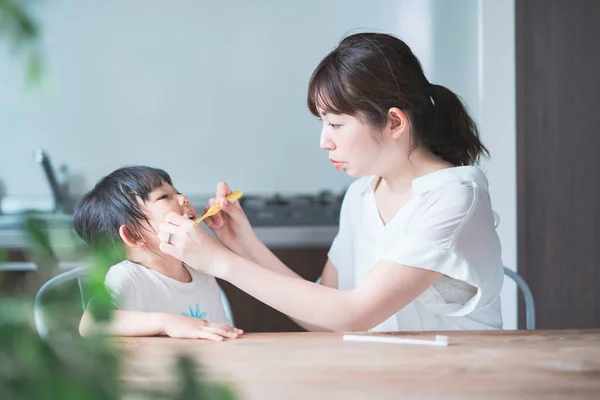 Asiático Jovem Mãe Filha Escovar Dentes Quarto — Fotografia de Stock