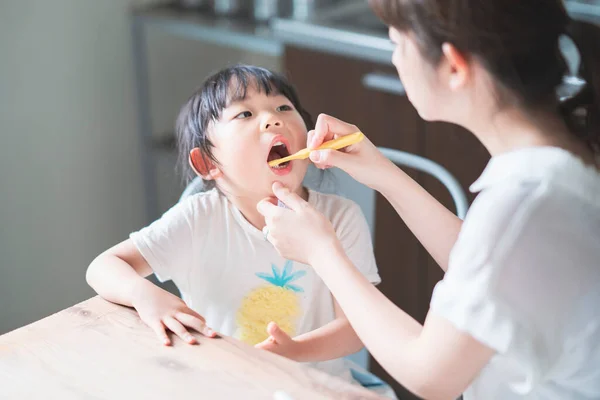 Asyalı Genç Anne Kızı Odada Dişlerini Fırçalıyorlar — Stok fotoğraf