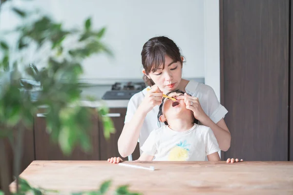 Asyalı Genç Anne Kızı Odada Dişlerini Fırçalıyorlar — Stok fotoğraf