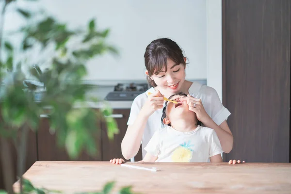 Asiático Jovem Mãe Filha Escovar Dentes Quarto — Fotografia de Stock