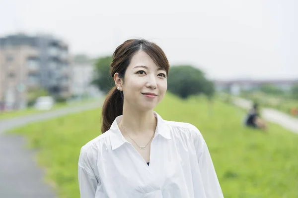 Asyalı Bir Kadın Beyaz Gömlek Giyiyor Rahatlatıcı Bir Atmosferde Yürüyüş — Stok fotoğraf
