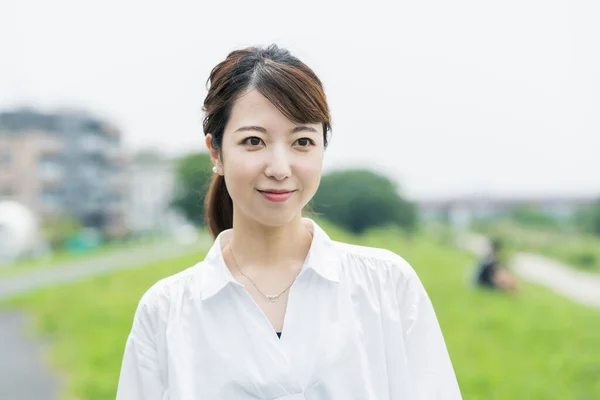 Aziatische Vrouw Het Dragen Van Een Wit Shirt Het Nemen — Stockfoto