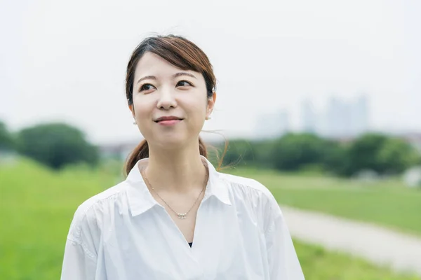 Aziatische Vrouw Het Dragen Van Een Wit Shirt Het Nemen — Stockfoto