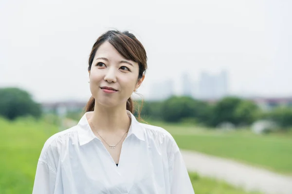 Aziatische Vrouw Het Dragen Van Een Wit Shirt Het Nemen — Stockfoto