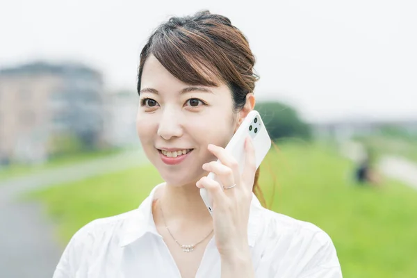 Asiatische Junge Frau Telefoniert Mit Einem Smartphone Und Lächelt — Stockfoto