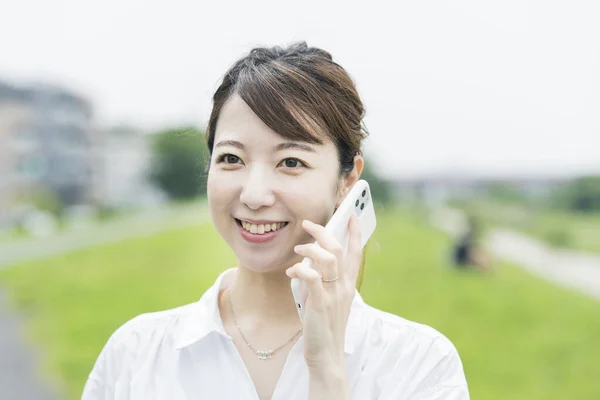 Asiatische Junge Frau Telefoniert Mit Einem Smartphone Und Lächelt — Stockfoto