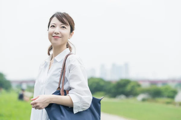 Asian Woman Wearing White Shirt Taking Walk Relaxing Atmosphere — Stock Photo, Image