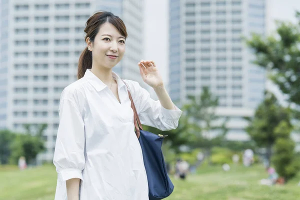 Asiatin Trägt Weißes Hemd Und Geht Entspannter Atmosphäre Spazieren — Stockfoto
