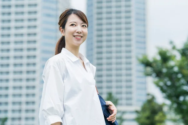 Asian Woman Wearing White Shirt Taking Walk Relaxing Atmosphere — Stock Photo, Image