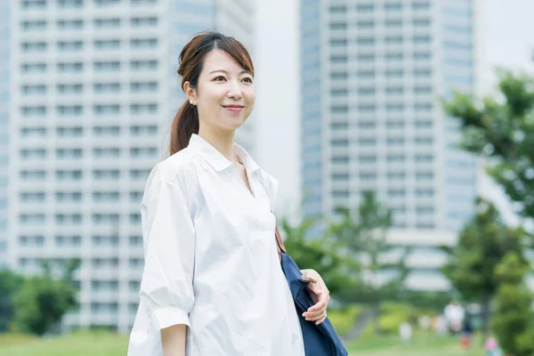 Asijské Žena Sobě Bílé Tričko Jít Procházku Relaxační Atmosféře — Stock fotografie