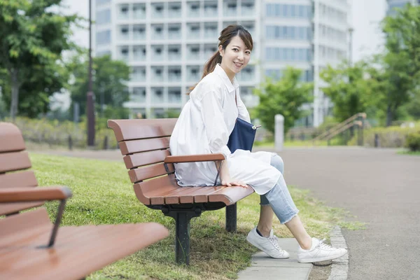 Asiatisk Kvinna Bär Vit Skjorta Och Promenad Avkopplande Atmosfär — Stockfoto