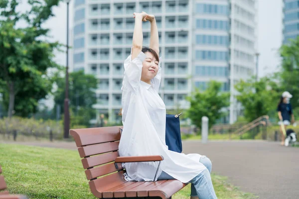 Mulher Asiática Vestindo Uma Camisa Branca Dando Passeio Ambiente Relaxante — Fotografia de Stock