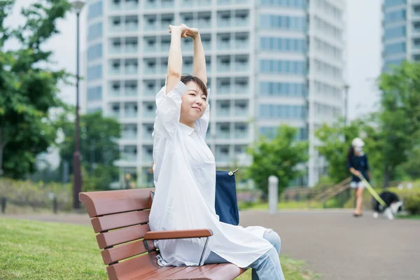 Mujer Asiática Vistiendo Una Camisa Blanca Dando Paseo Ambiente Relajante — Foto de Stock