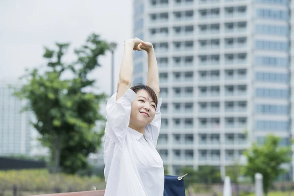Asiatin Trägt Weißes Hemd Und Geht Entspannter Atmosphäre Spazieren — Stockfoto