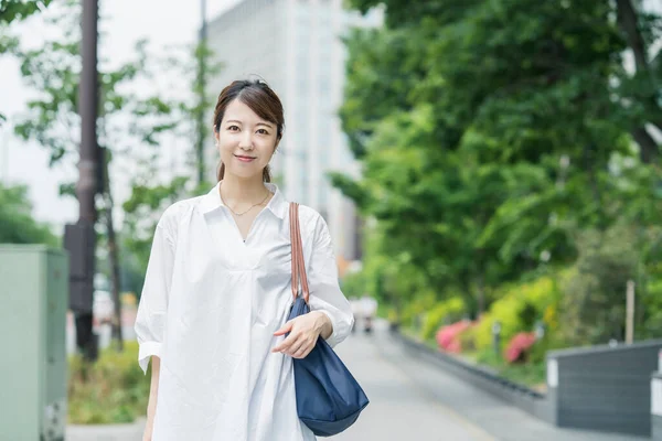 Asiatico Giovane Casalinga Bianco Camicia Uscire Con Shopping Bag — Foto Stock