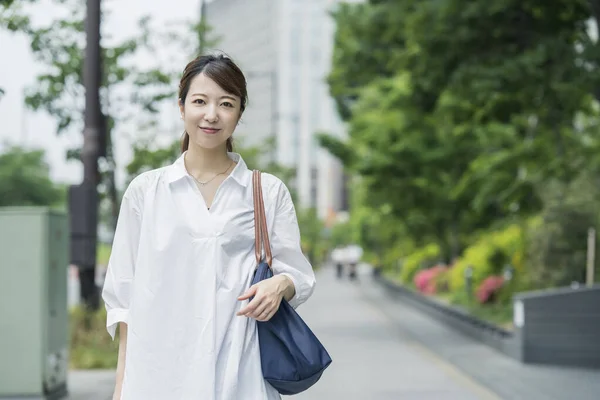 Asiatico Giovane Casalinga Bianco Camicia Uscire Con Shopping Bag — Foto Stock