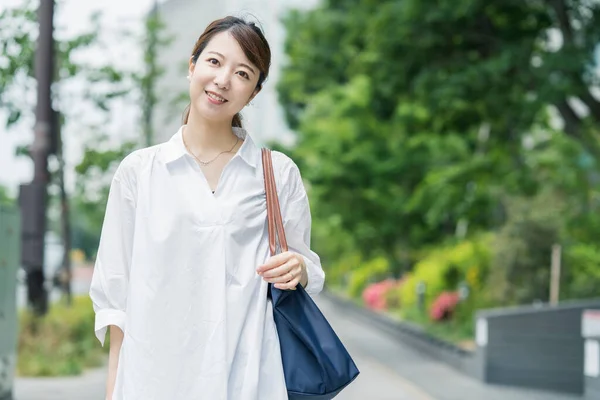 Asiatische Junge Hausfrau Weißen Hemd Geht Mit Einkaufstasche Aus — Stockfoto