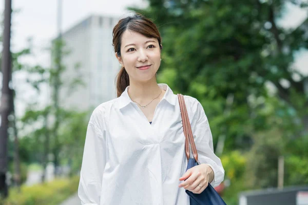 Donna Asiatica Che Indossa Una Camicia Bianca Fare Una Passeggiata — Foto Stock