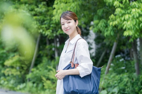 Asiática Joven Ama Casa Camisa Blanca Saliendo Con Bolsa Compras — Foto de Stock