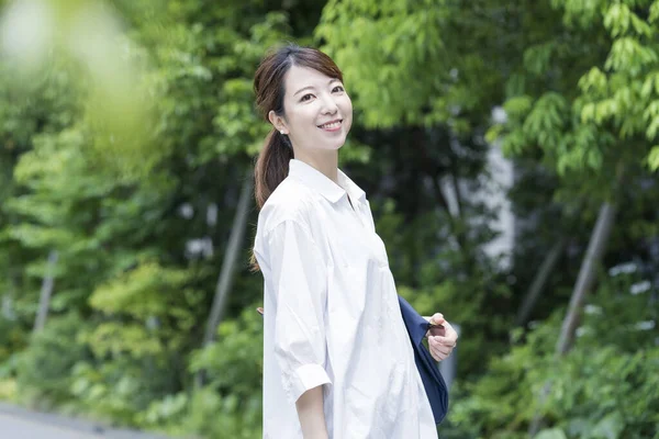 Asyalı Bir Kadın Beyaz Gömlek Giyiyor Rahatlatıcı Bir Atmosferde Yürüyüş — Stok fotoğraf