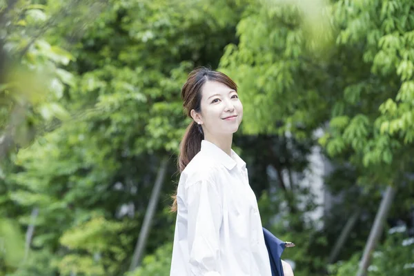 亚洲女人穿着白衬衫 在轻松的氛围中散步 — 图库照片
