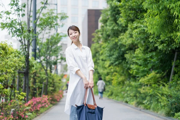 Asiática Jovem Dona Casa Camisa Branca Saindo Com Saco Compras — Fotografia de Stock