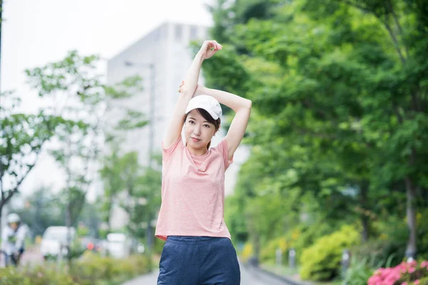 Asiático Jovem Mulher Vestindo Sportswear Exercício Livre Uma Área Residencial — Fotografia de Stock