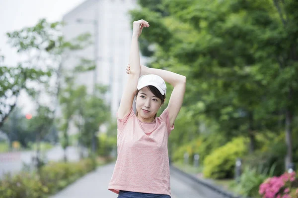 Asiatische Junge Frau Trägt Sportbekleidung Und Trainiert Freien Einem Wohngebiet — Stockfoto