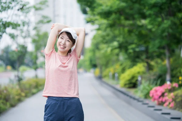 Asiatische Junge Frau Trägt Sportbekleidung Und Trainiert Freien Einem Wohngebiet — Stockfoto