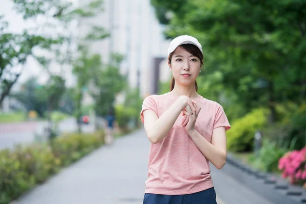 Asiatische Junge Frau Trägt Sportbekleidung Und Trainiert Freien Einem Wohngebiet — Stockfoto