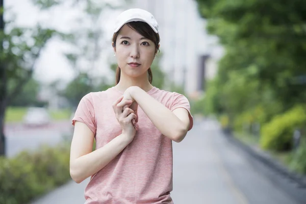 Asiatische Junge Frau Trägt Sportbekleidung Und Trainiert Freien Einem Wohngebiet — Stockfoto