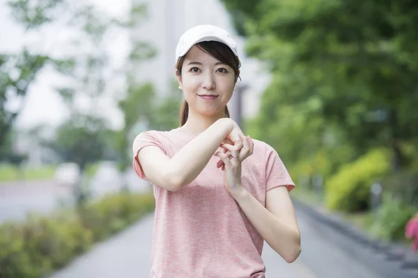 Asiatische Junge Frau Trägt Sportbekleidung Und Trainiert Freien Einem Wohngebiet — Stockfoto