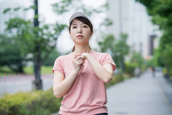 Asiatische Junge Frau Trägt Sportbekleidung Und Trainiert Freien Einem Wohngebiet — Stockfoto