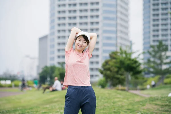 Asiatisk Ung Kvinna Sportkläder Och Motionera Utomhus Ett Bostadsområde — Stockfoto
