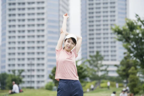 Asiático Jovem Mulher Vestindo Sportswear Exercício Livre Uma Área Residencial — Fotografia de Stock