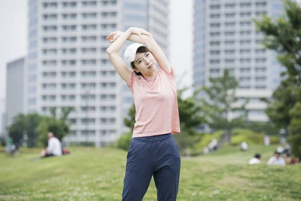 Asiatische Junge Frau Trägt Sportbekleidung Und Trainiert Park — Stockfoto