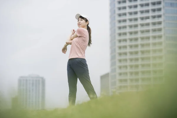 Asiatische Junge Frau Trägt Sportbekleidung Und Trainiert Park — Stockfoto