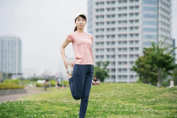 Asiatische Junge Frau Trägt Sportbekleidung Und Trainiert Park — Stockfoto