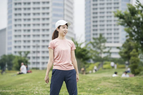 Asiatische Junge Frau Trägt Sportbekleidung Und Trainiert Park — Stockfoto
