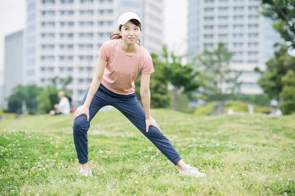 Spor Giyinen Parkta Egzersiz Yapan Asyalı Genç Bir Kadın — Stok fotoğraf