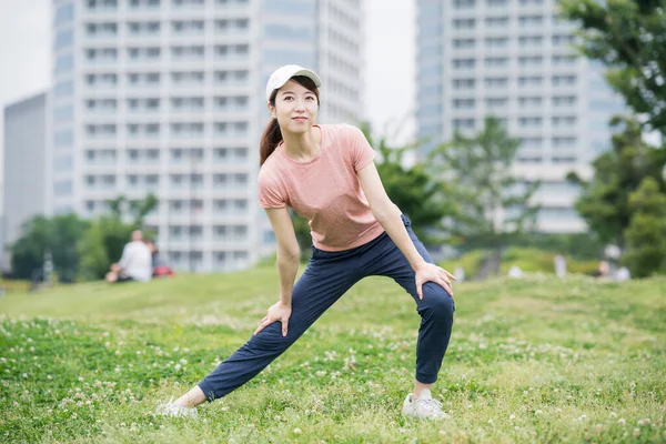 Spor Giyinen Parkta Egzersiz Yapan Asyalı Genç Bir Kadın — Stok fotoğraf