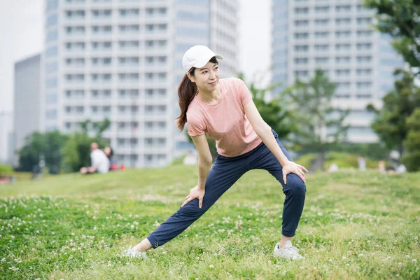 Asiatische Junge Frau Trägt Sportbekleidung Und Trainiert Park — Stockfoto