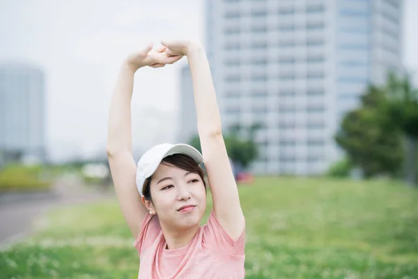 Spor Giyinen Parkta Egzersiz Yapan Asyalı Genç Bir Kadın — Stok fotoğraf