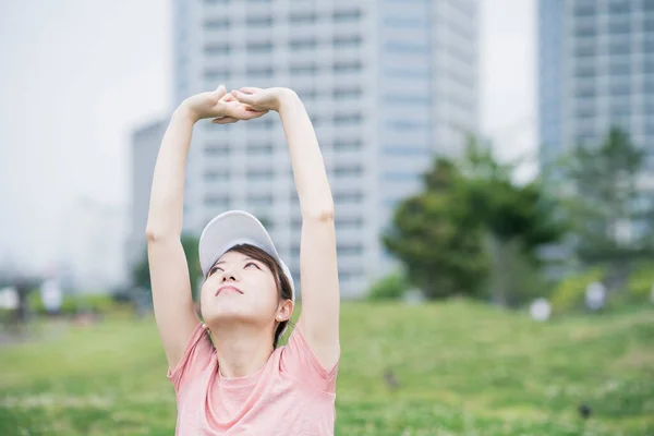 Asiatique Jeune Femme Portant Des Vêtements Sport Exercice Dans Parc — Photo