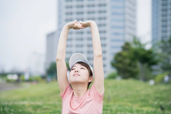 公園でスポーツウェアを着て運動するアジアの若い女性 — ストック写真